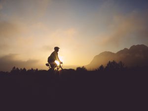 Backlight of a biker at sunset. ( Mobilestock )