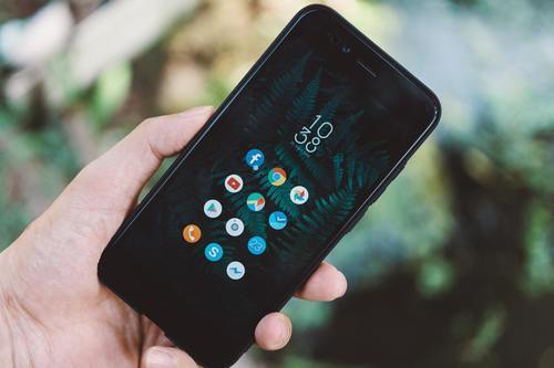 Das Handy auf einer Bergwanderung schützen